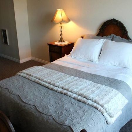 Honeycomb Bed & Breakfast Onanole 외부 사진